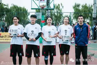 老年人如何安全地进行篮球接球训练?_0
